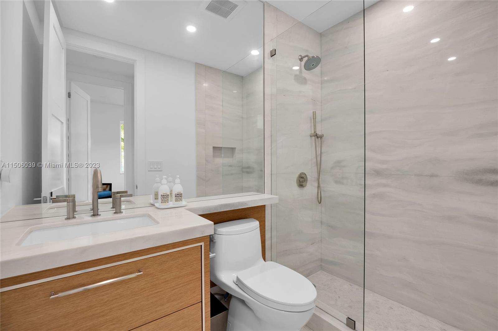 BAYSHORE VILLAS - Residential