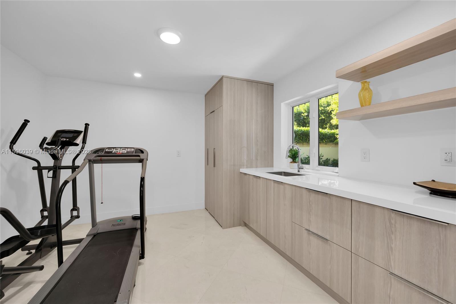 BAYSHORE VILLAS - Residential