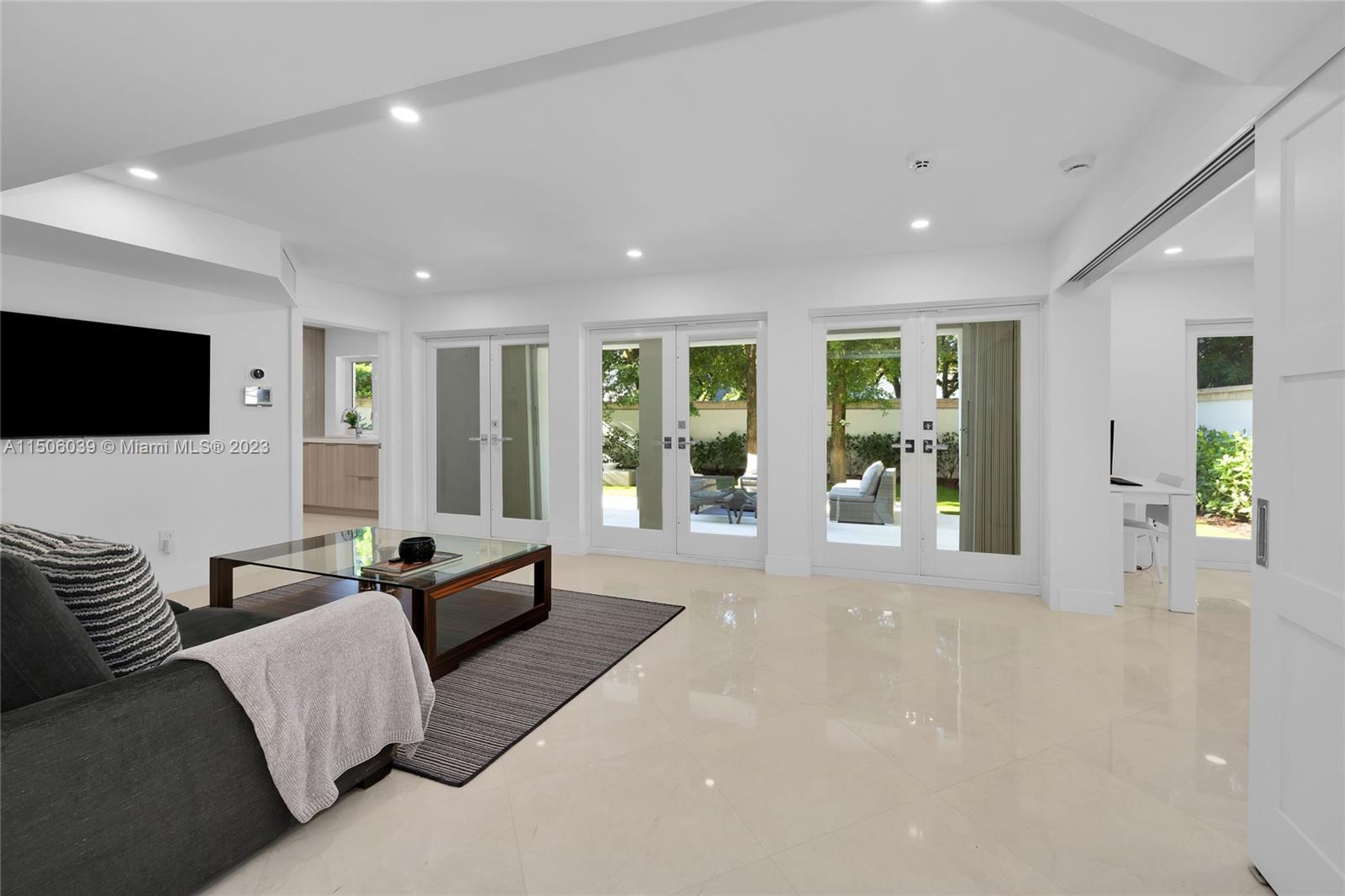 BAYSHORE VILLAS - Residential