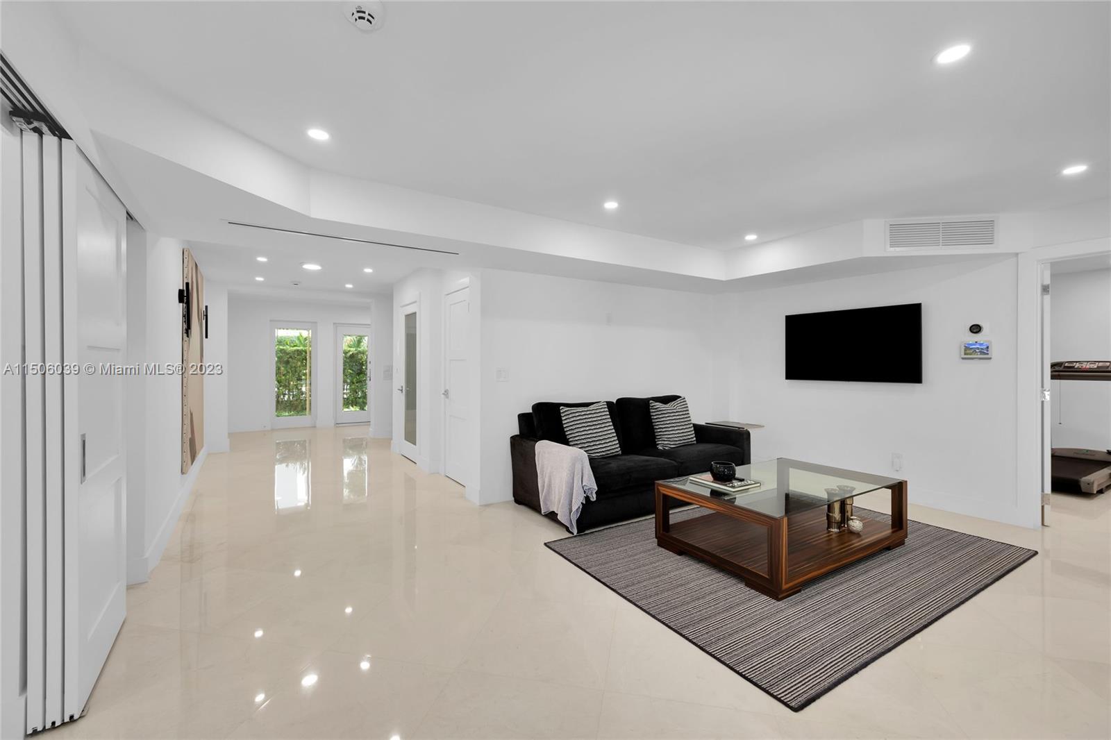 BAYSHORE VILLAS - Residential