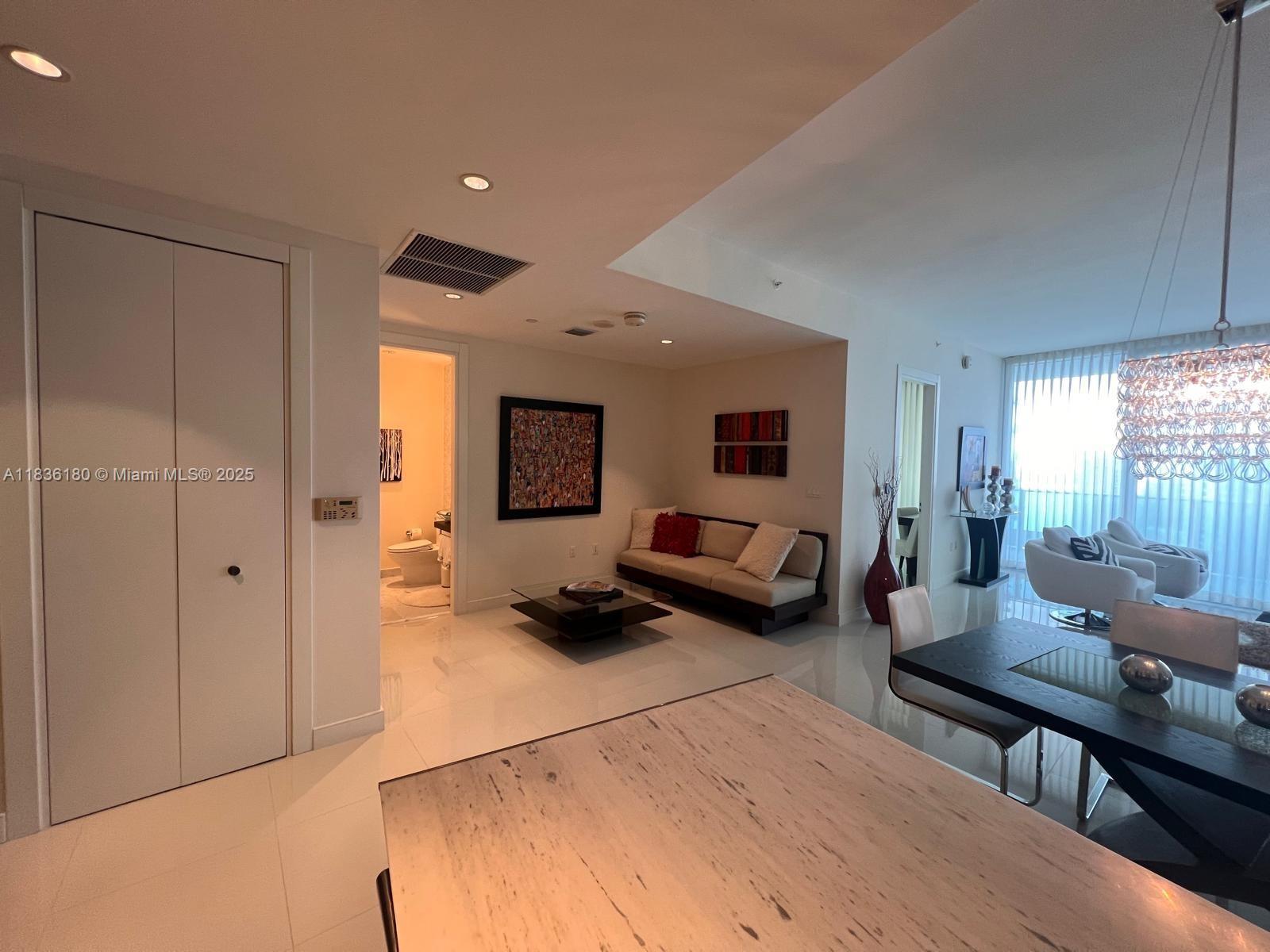 200 Biscayne Boulevard Way 4603, Miami, FL, 33131/$1,300,000 4 200 Biscayne Boulevard Way 4603