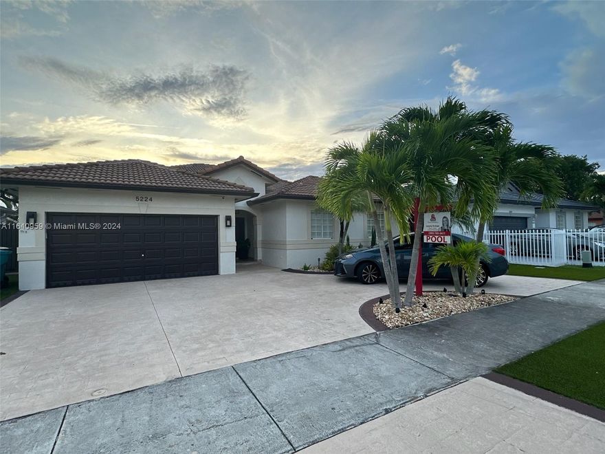 Gorgeous single-family home with 4 bedrooms and a den. Backyard overlooks a lake. Home has a 2-car garage, marble floors throughout, stainless steel appliances, completely remodeled. Huge master bedroom with two master closets. Generator connection, ac in garage, tiki hut, pergola, outdoor kitchen and 6 a person jacuzzi. BEST PART...No HOA to contend with. Close to highways, shopping, restaurants and parks. Exquisite outdoor view.