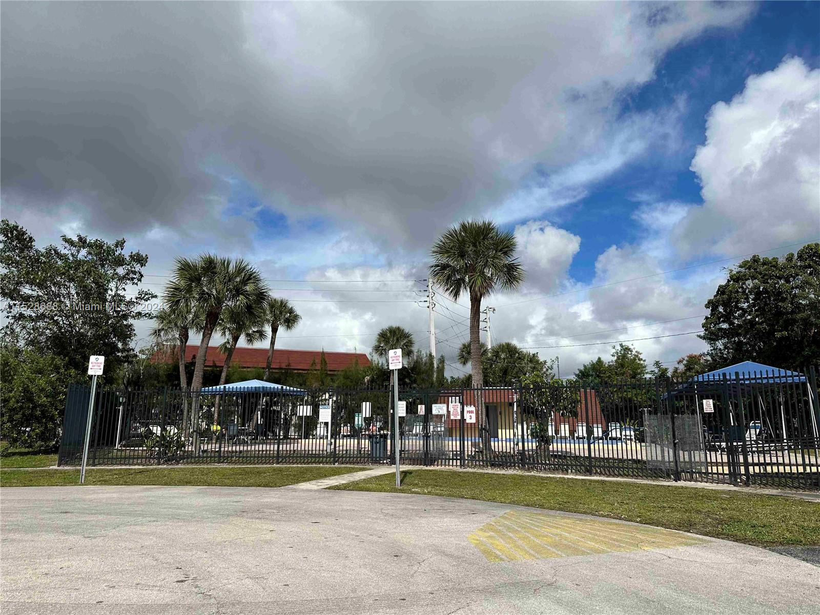 CASTLE APARTMENTS 17 COND - Residential