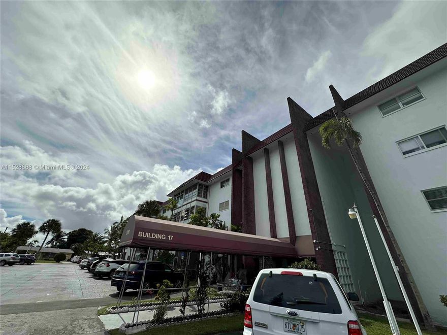 Spacious, lots of natural lights unit with an enclosed patio/balcony. 1 bedroom 1 and a half bathrooms Condo in a nicely maintained 55 + community. Secured building. Conveniently located close to highways and shops.