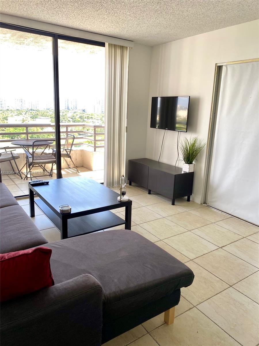 3300 NE 191st St 1612, Aventura, FL, 33180/$420,000 4 3300 NE 191st St 1612
