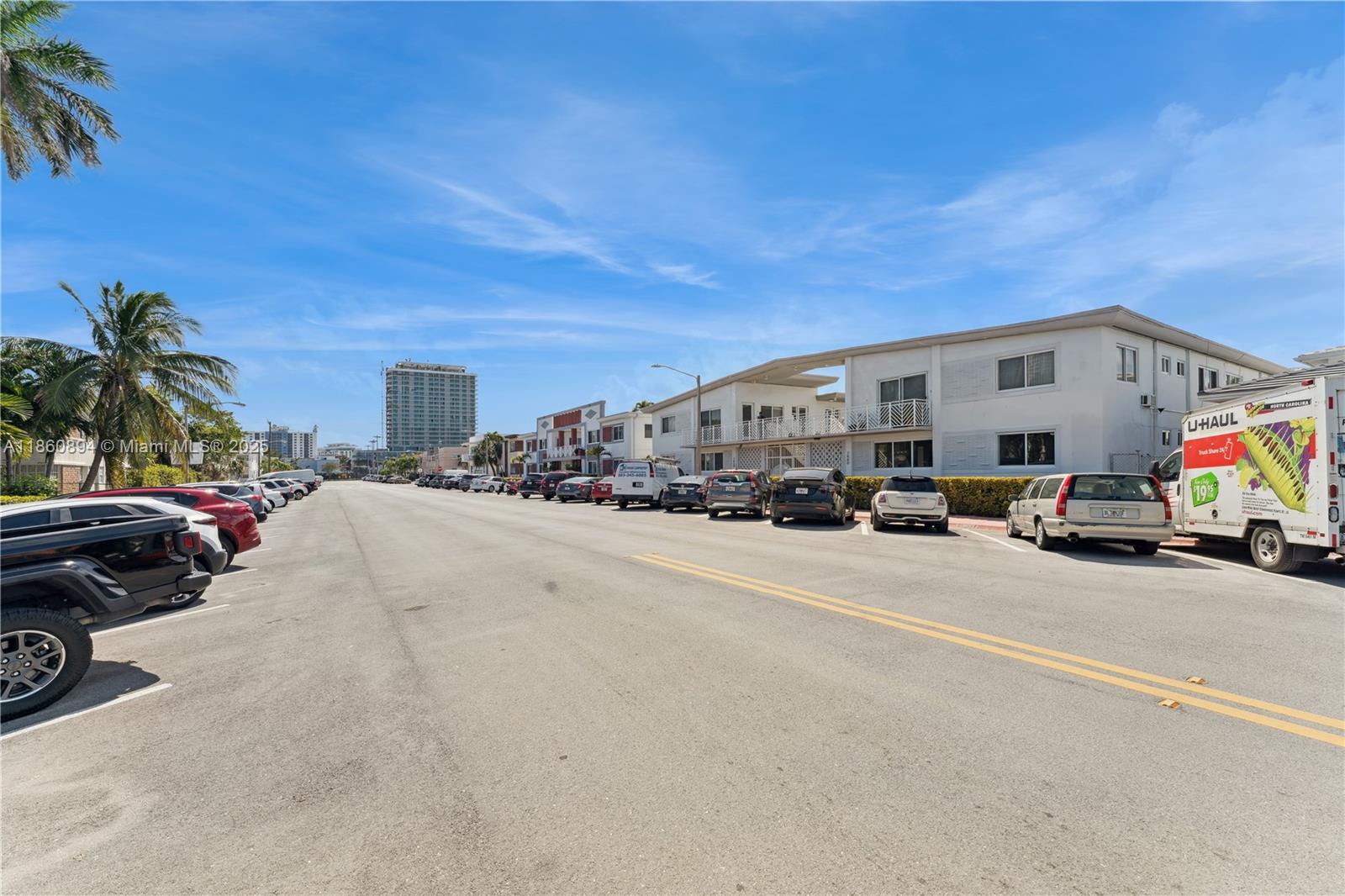Beautifully updated corner unit in a gated building. Walk to the beach and to great restaurants. Laundry available on premises. Building updated with High impact windows and doors. Easily available street parking.
Showings will begin 08/27/25.