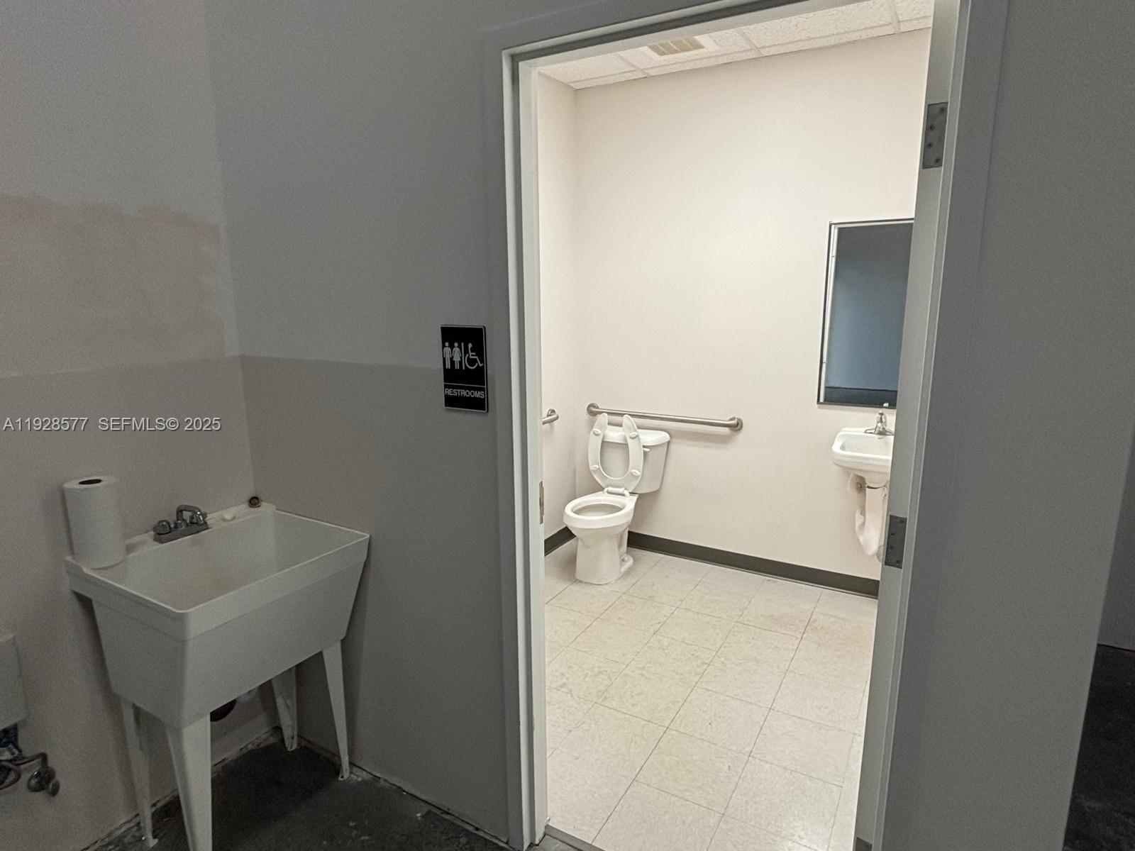 Main image without alt text