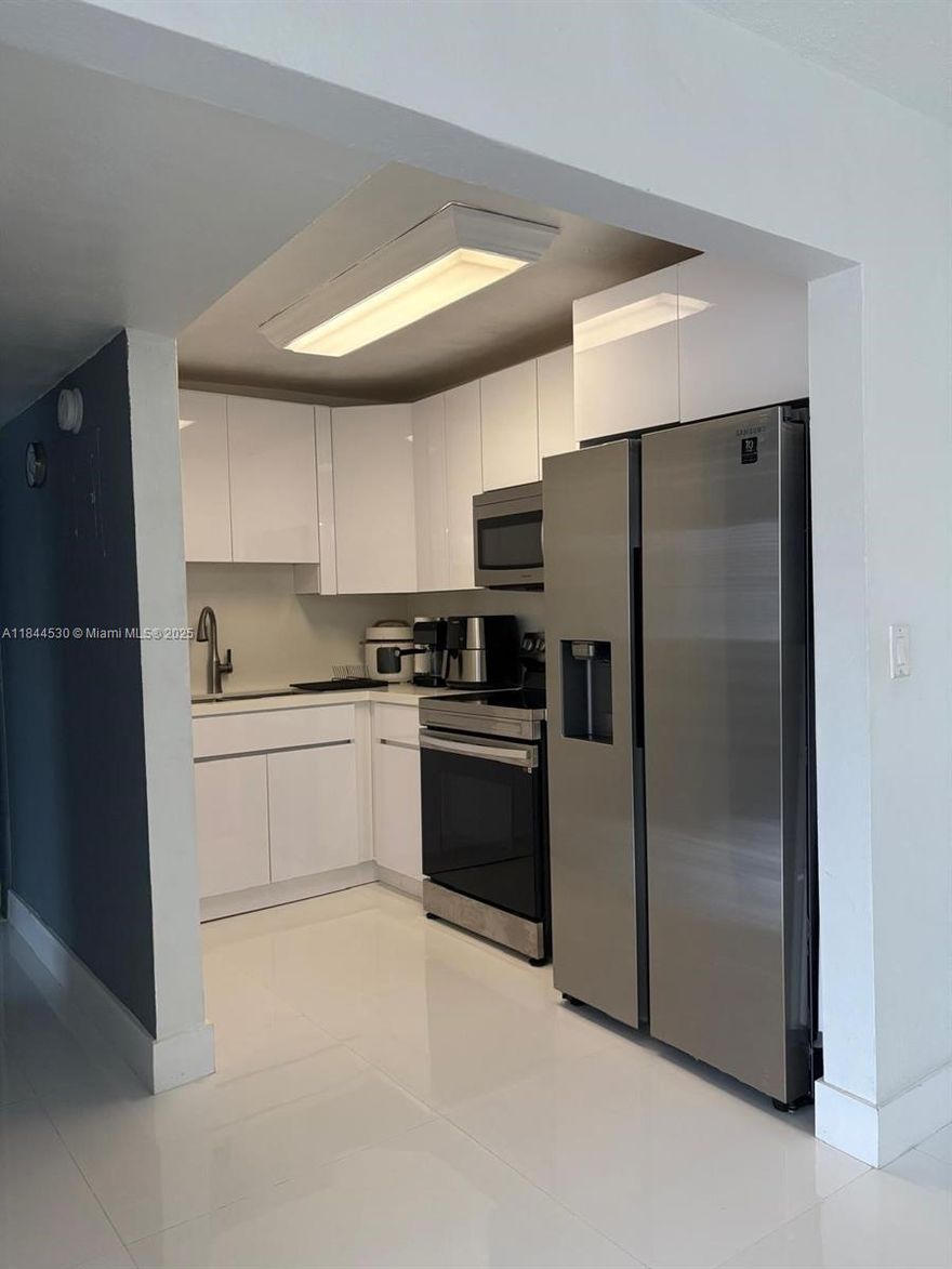 Centrally located and remodeled 1/1 condo unit apartment fro sale in the heart of Miami.
It is very close to the airport, highways and many shopping centers and more.
The photos talks by themself, the property is on exceptional conditions and location.
Let us know if you would like to see this gem in the middle of Miami Dade in the Sunshine state.