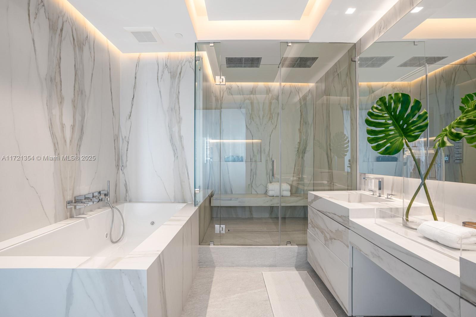CONTINUUM ON SOUTH BEACH - Residential