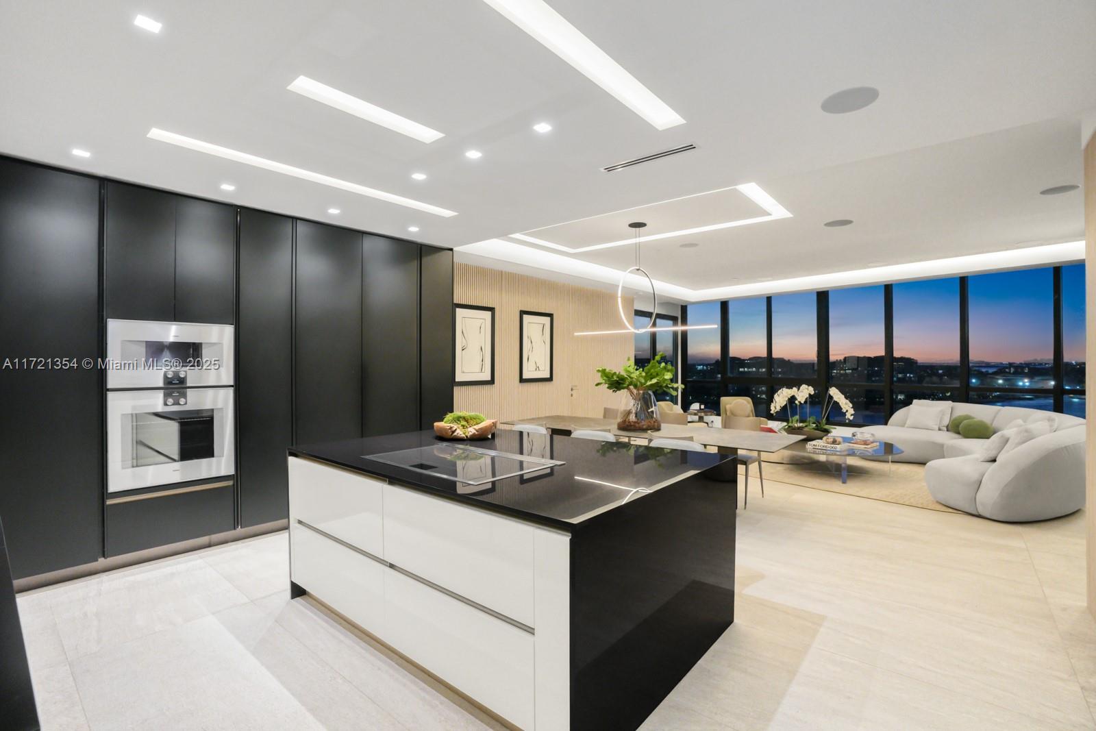 CONTINUUM ON SOUTH BEACH - Residential