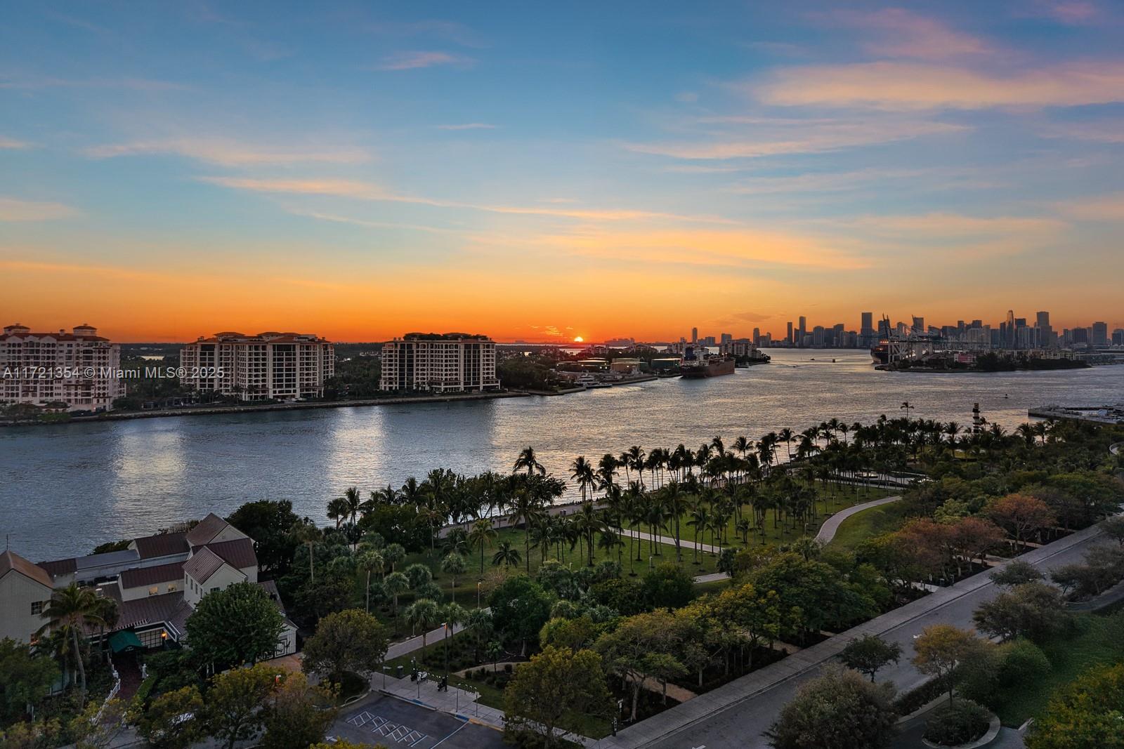 CONTINUUM ON SOUTH BEACH - Residential