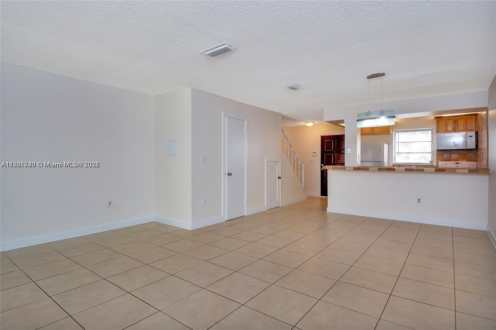 KENDALL LKS EAST PATIO CO - Residential Lease