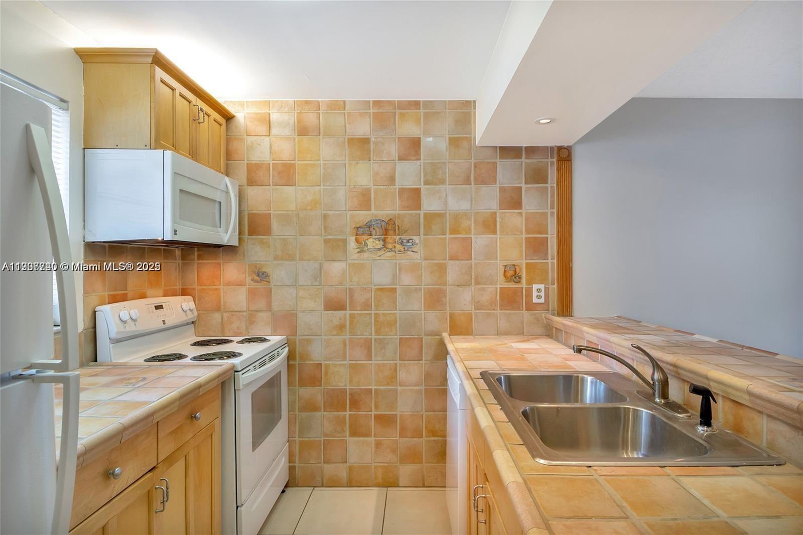 KENDALL LKS EAST PATIO CO - Residential Lease