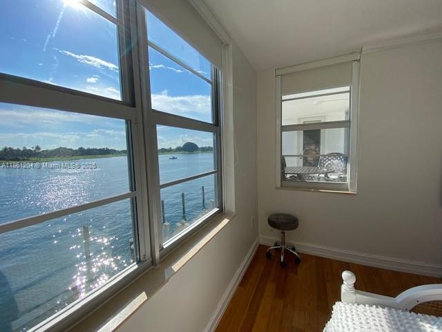 COLONY BAY HARBOR APTS CO - Residential Lease