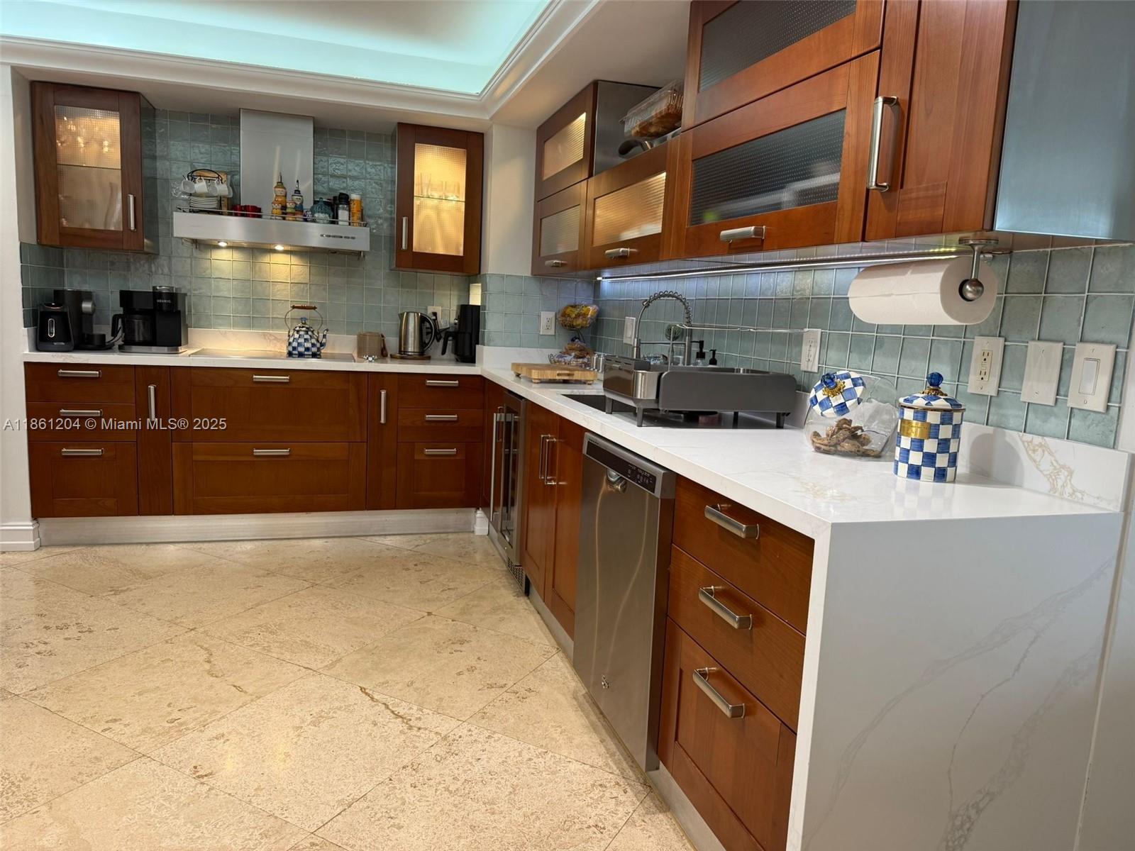 COLONY BAY HARBOR APTS CO - Residential Lease