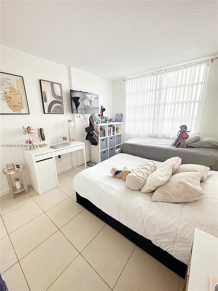 COMMODORE PLAZA CONDO - Residential