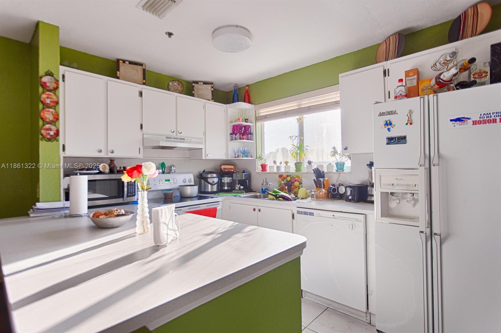 37 W 11th St 203