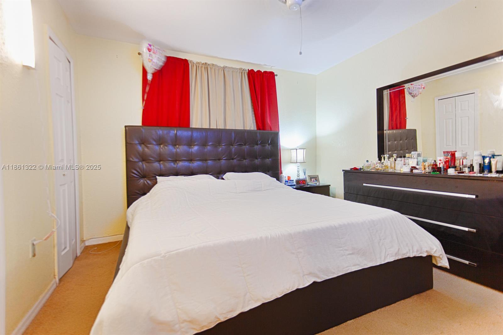 37 W 11th St 203