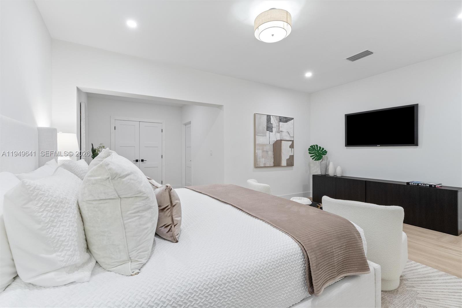 BAYSHORE PLAZA - Residential