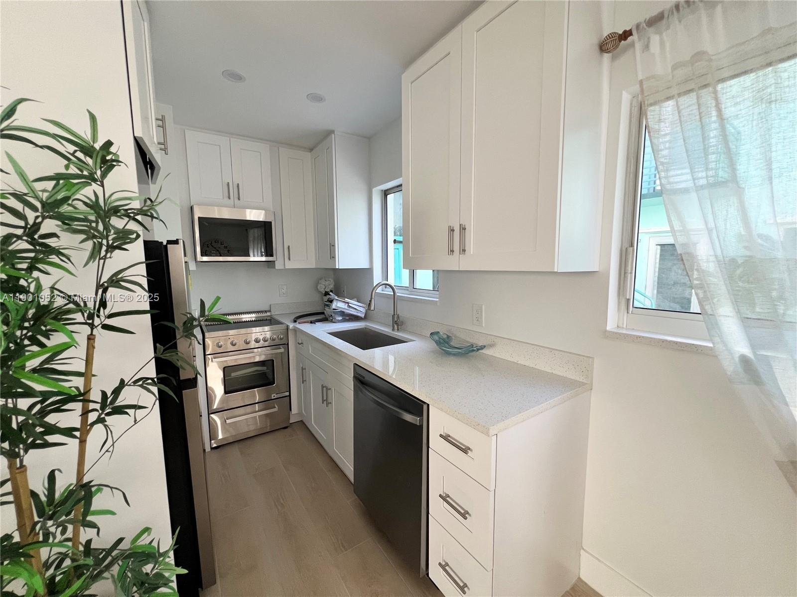 HOLLYWOOD CENTRAL BEACH - Residential Income