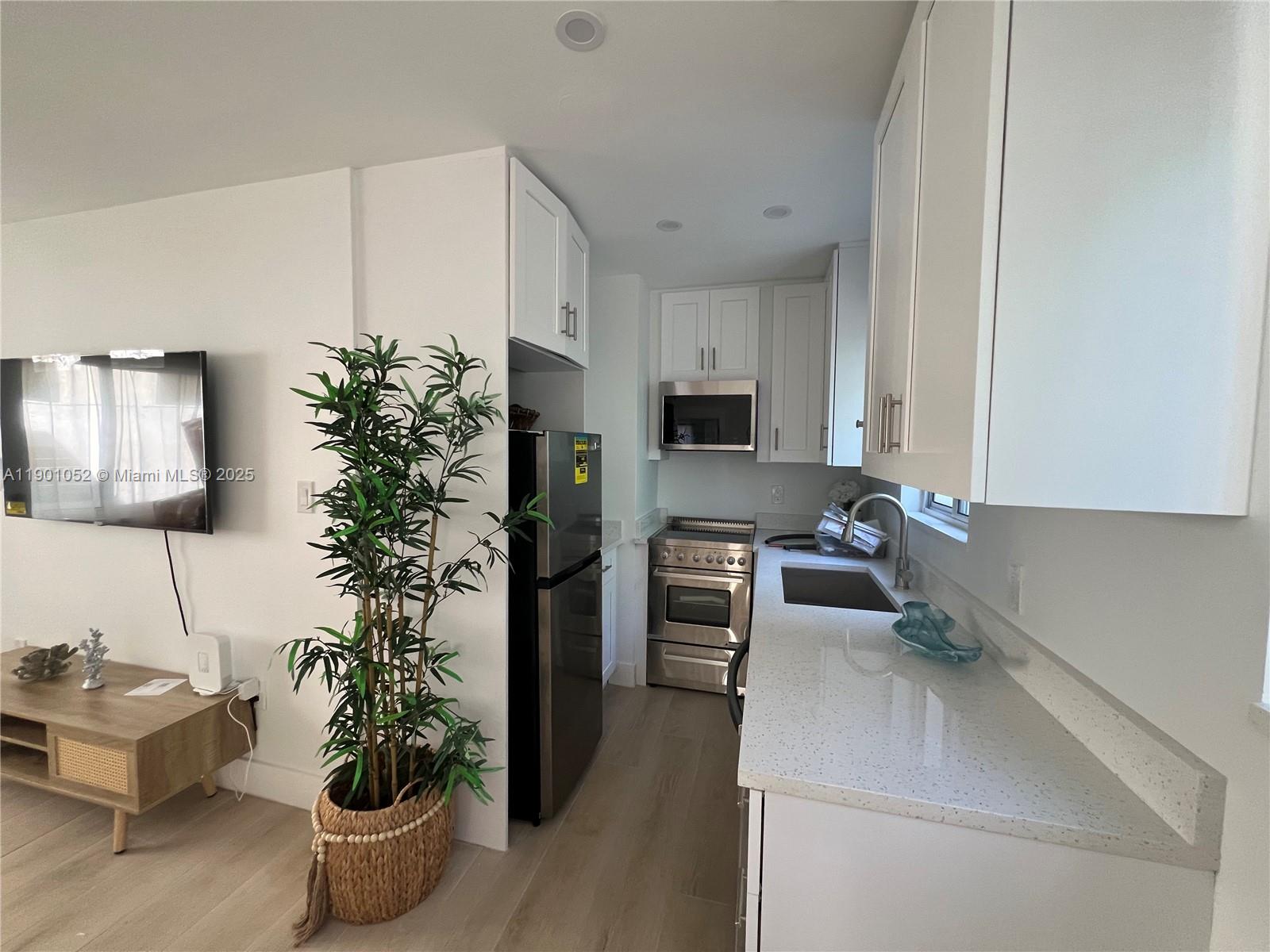 HOLLYWOOD CENTRAL BEACH - Residential Income