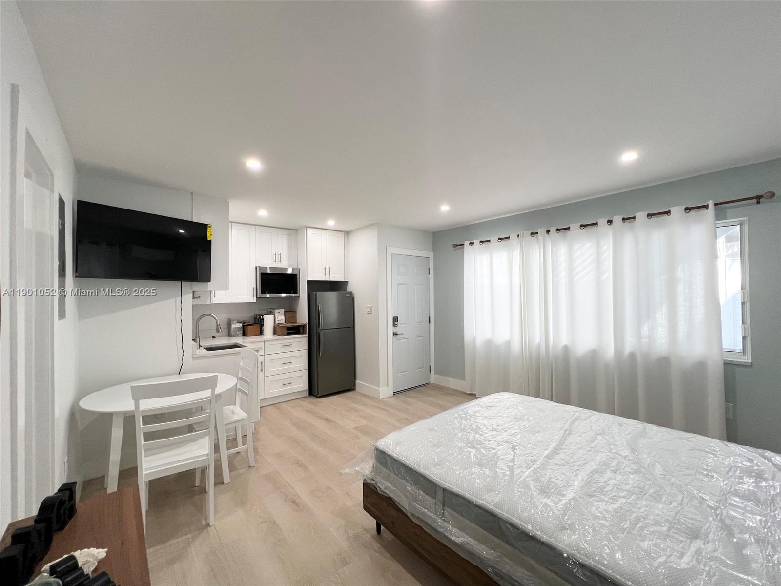 HOLLYWOOD CENTRAL BEACH - Residential Income