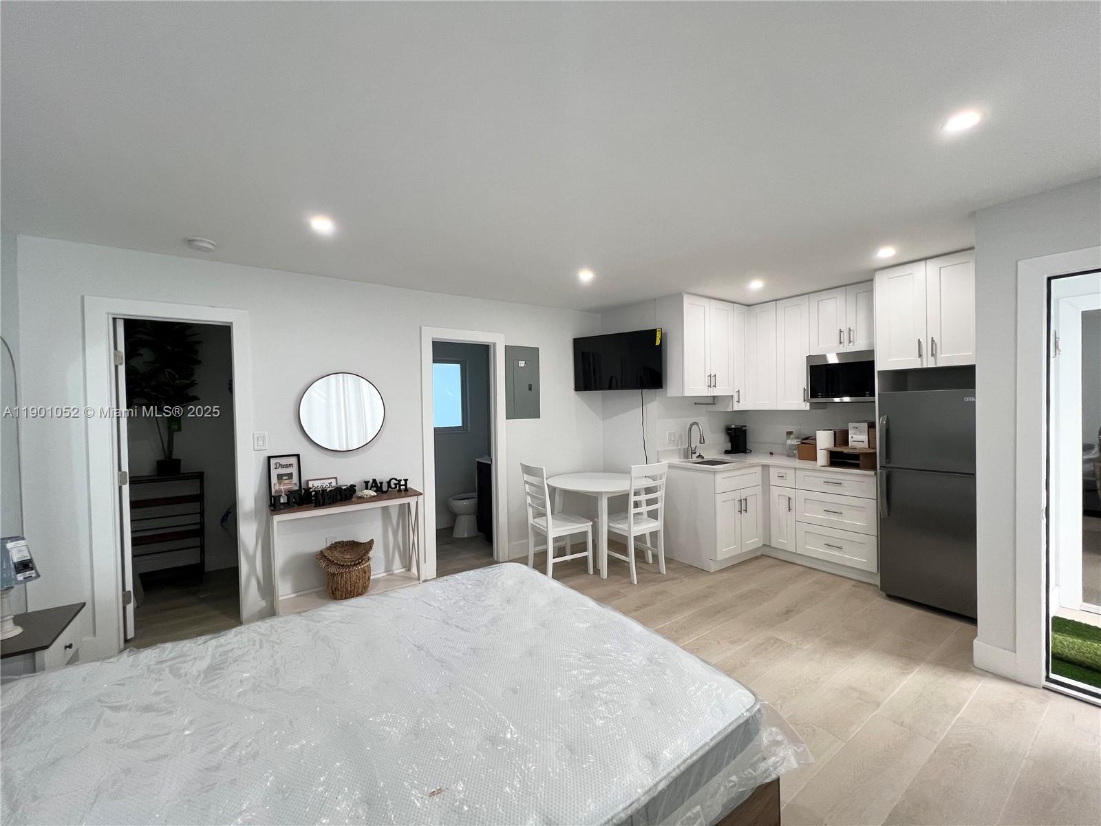 HOLLYWOOD CENTRAL BEACH - Residential Income