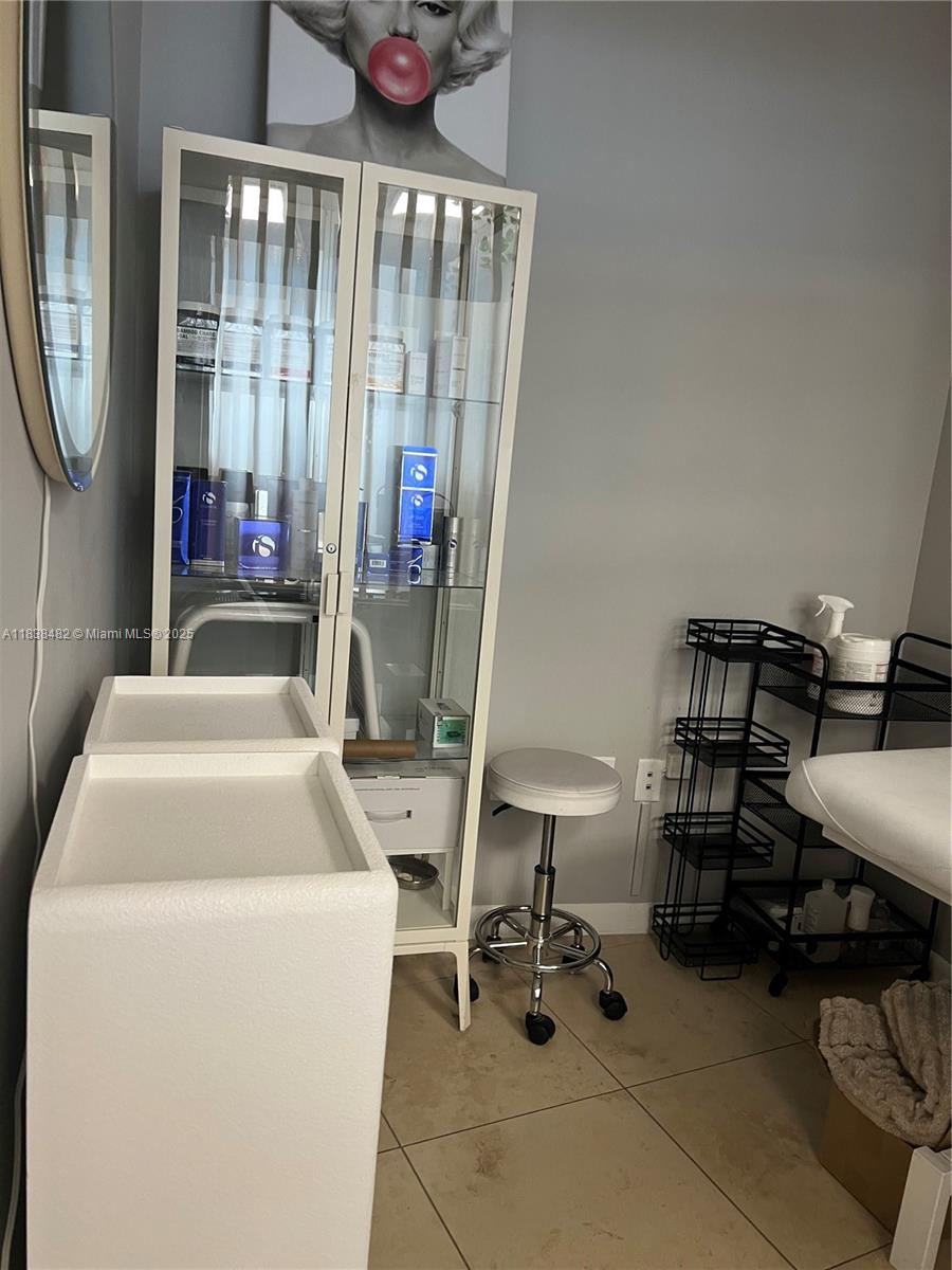 MIDBLOCK MIAMI CONDO - Residential