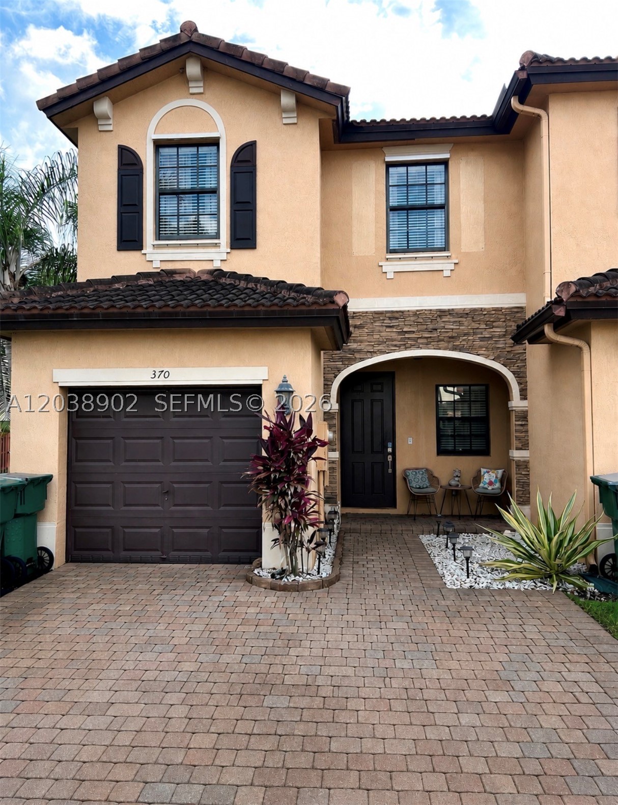 370 NE 37th Pl - Image 1