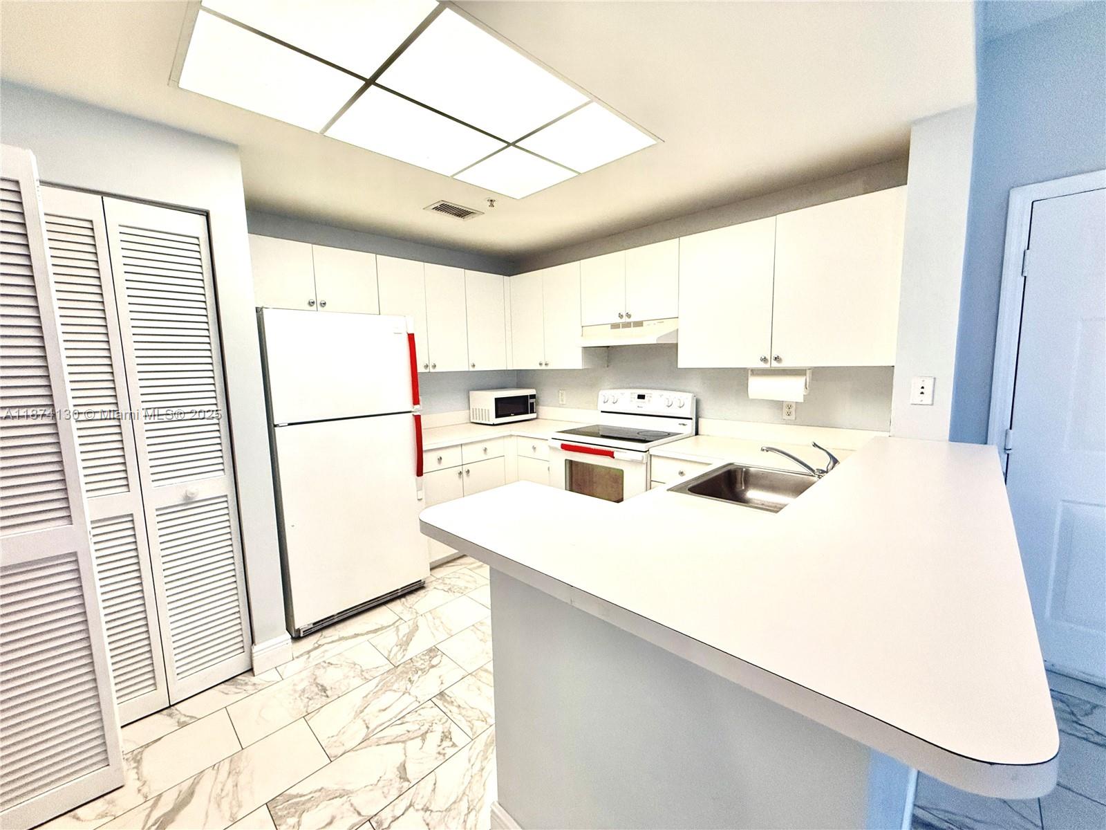 SPACIOUS 1BD 1BATH, FIRST FLOOR UNIT WITH LARGE OUTDOOR PATIO. TILE FLOORS THROUGHOUT, UPDATED BATHROOM, WASHER / DRYER IN THE UNIT. GREAT GATED COMMUNITY INCLUDES HEATED POOL, EXERCISE ROOM, BUSINESS CENTER & BARBEQUE GRILLS. LOCATION IS CLOSE TO THE BEACH, AIRPORT, DOWNTOWN FORT LAUDERDALE, SHOPPING & RESTAURANTS.