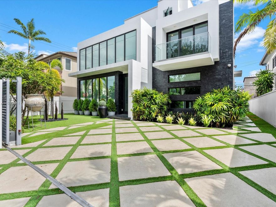 Brand-new custom modern masterpiece in the heart of Ft. Lauderdale. Perfectly positioned just off the famed Las Olas Boulevard, this home becomes a sanctuary for luxury living and opulent entertaining. Spanning 5,500 sqft, it offers 4 spacious BRs, 5.5 designer BAs, and an expansive 4,256 sqft of interior living. Elevate to the 1,244 sqft rooftop entertainment deck to discover a haven of amenities: a sleek outdoor kitchen, bubbling jacuzzi, inviting full-sized pool, and an immersive 14ft theater projection for those starry movie nights. Proudly built in '21/'22, this residence seamlessly combines contemporary design with an unrivaled location, steps from elite dining and boutique shopping. Set on a generous 5,500 sqft lot, it’s the epitome of urban luxury.