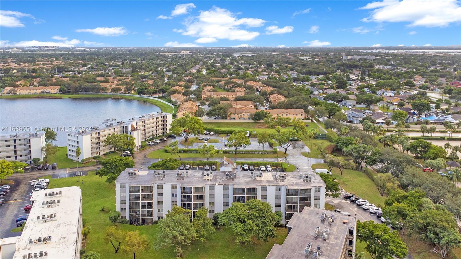 LAKESHORE AT UNIVERSITY P - Residential