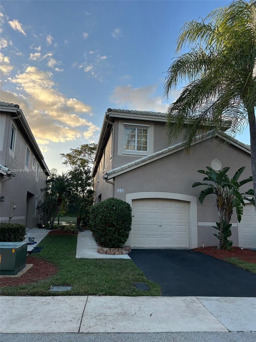 2225 Salerno Cir 2225, Weston, Broward County, Florida - 4 Bedrooms  
3 Bathrooms - 