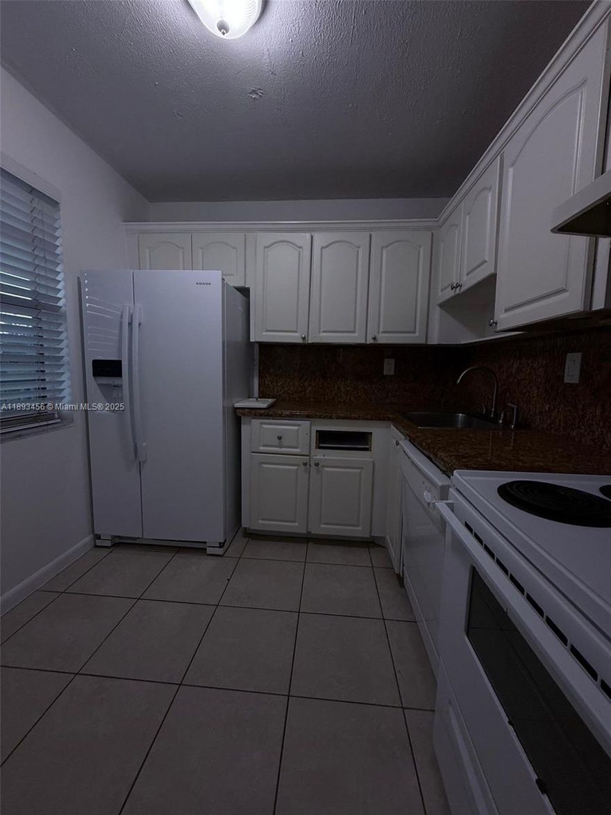 Spacious unit in convenient location near highways and shopping.  Laundry located inside unit.