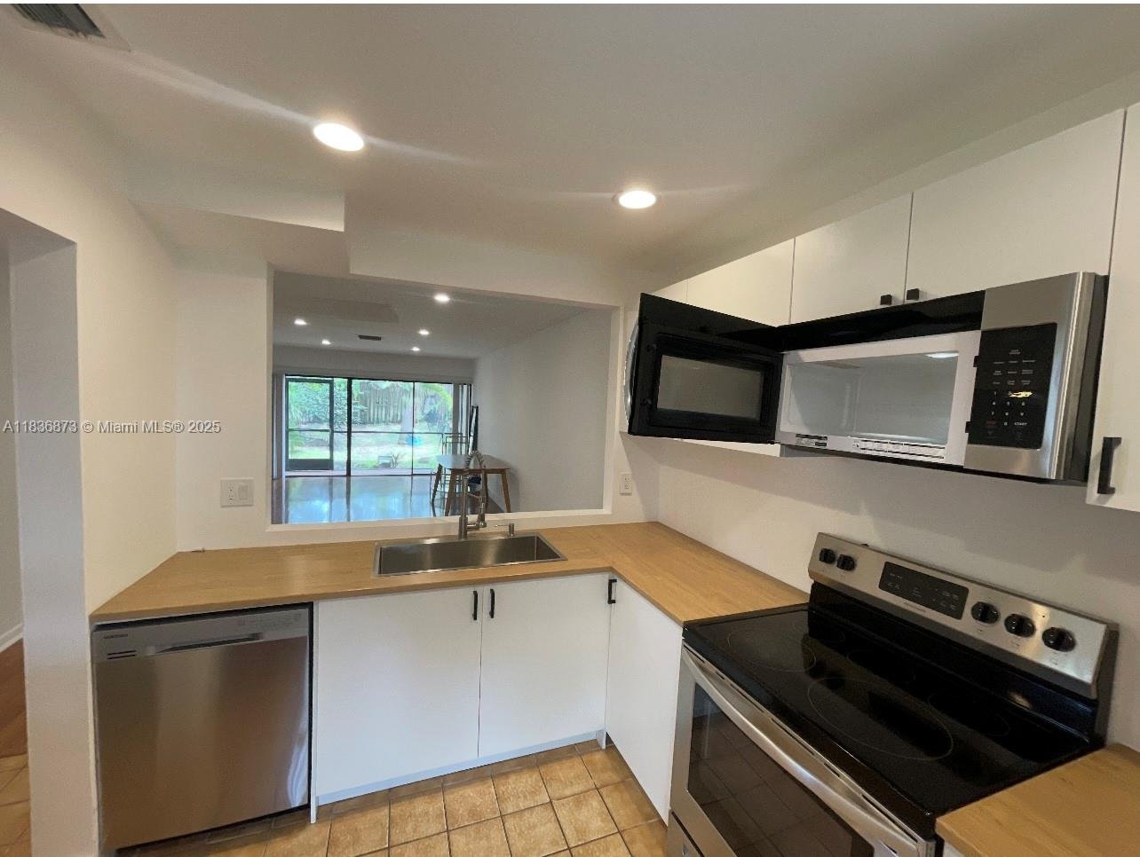 Just Listed for Rent in East Boca Raton Prime Location!
Don’t miss this spacious and spotless 2 bed / 2.5 bath townhome in the heart of East Boca! Washer & Dryer upstairs!
Walk to FAU, nearby shops, and be just minutes from the beach, Downtown Mizner Park, AND Atlantic Avenue in Delray!
Located in a district with A-rated schools and a relaxed HOA – ideal for students, professionals, or anyone wanting convenience without compromise.
Enjoy free "on-demand" shuttle service around Downtown Boca and more!
Plus, the Brightline train station is just a few blocks away, commuting has never been easier!
This townhome offers unbeatable value and lifestyle perks in one of Boca’s most sought-after locations.
Opportunities like this don’t last! Contact me today and be the first to lock it in!