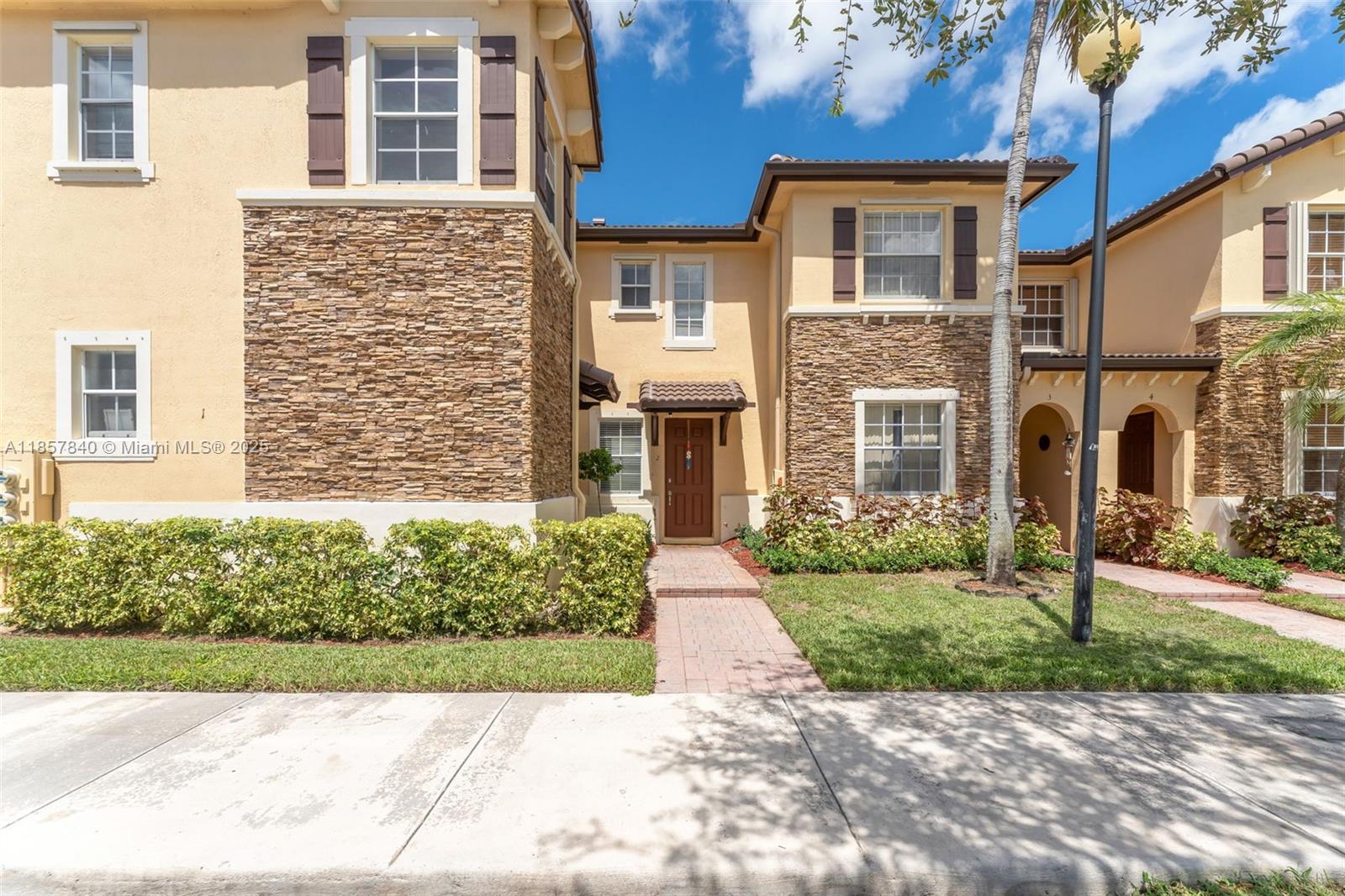 Centrally located townhome, 3 bedrooms and 3 baths in desired The Shore Condominium. Beautiful lake front. Community with lots of amenities. EZ to show!
