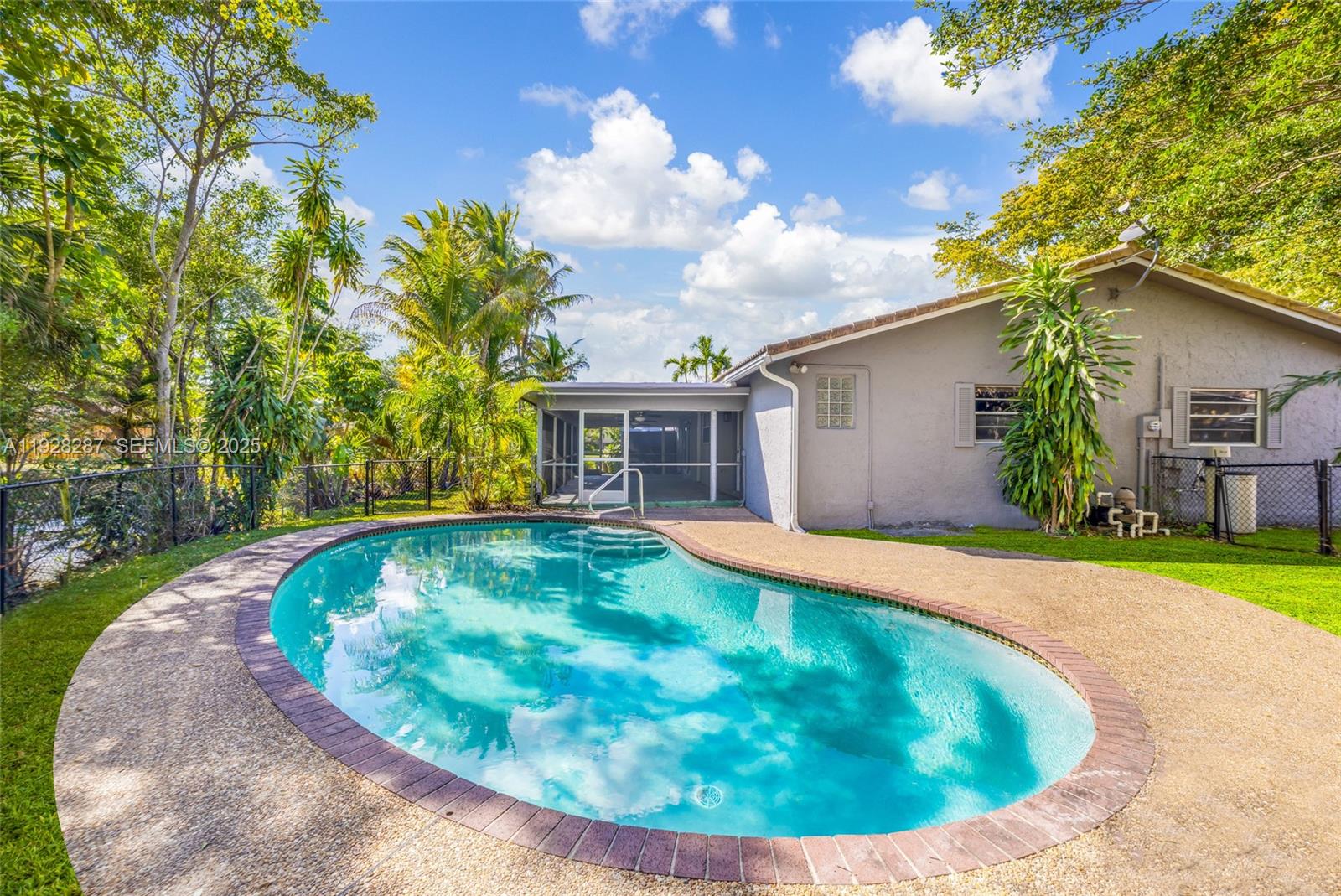 CASTLEWOOD - Residential