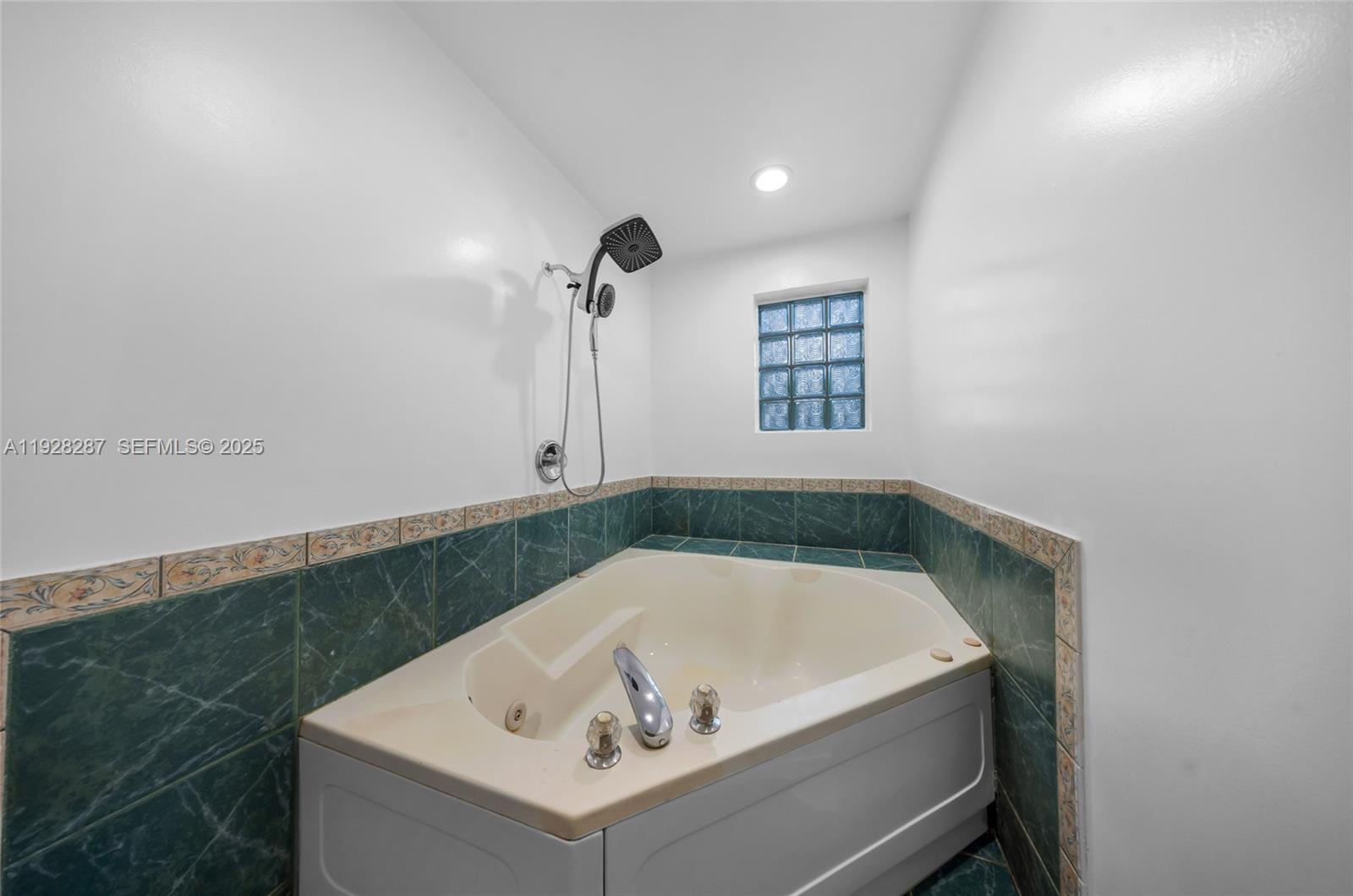 CASTLEWOOD - Residential