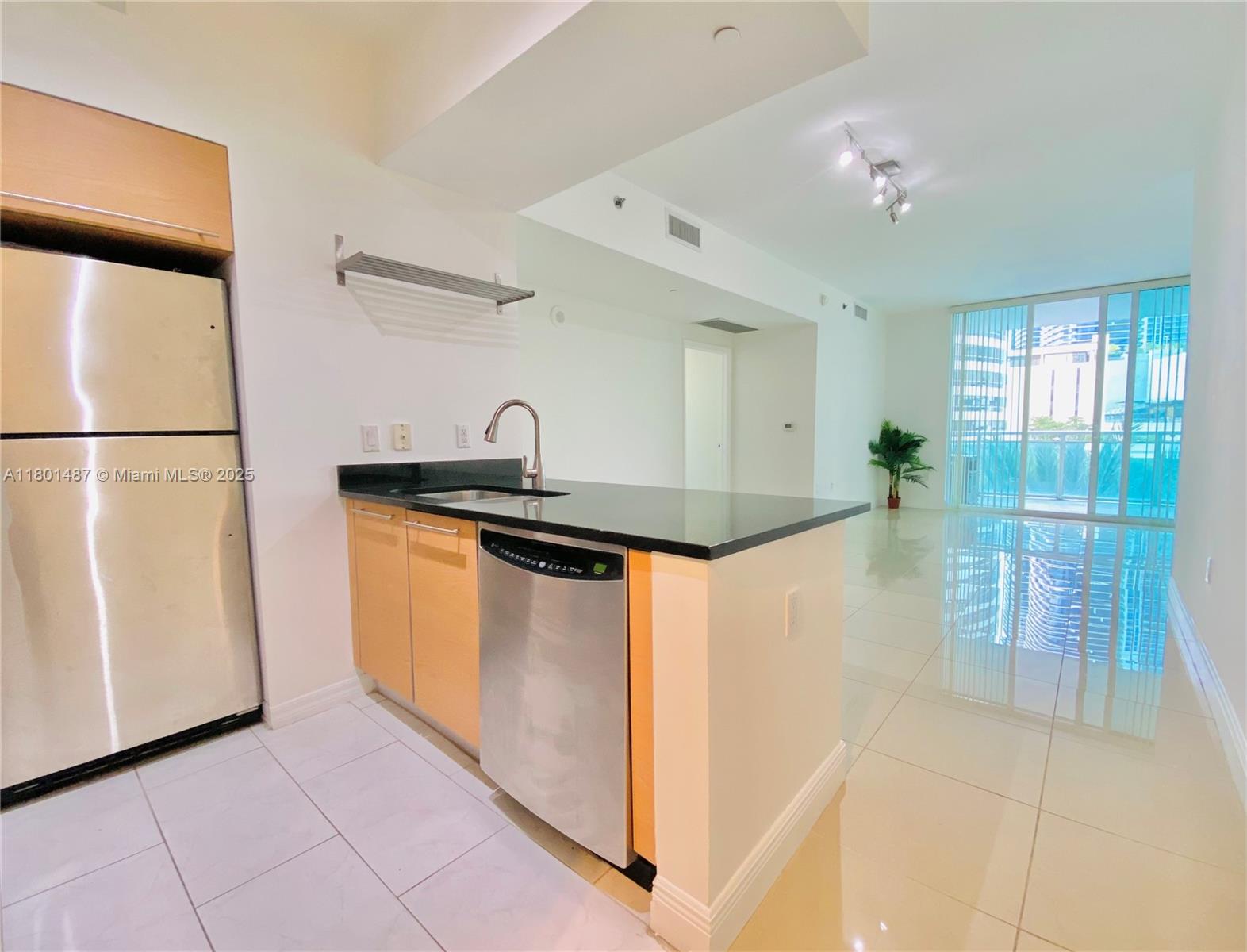 Rental Property at 950 Brickell Bay Dr 401, Miami, Broward County, Florida - Bedrooms: 1 
Bathrooms: 1  - $2,950 MO.