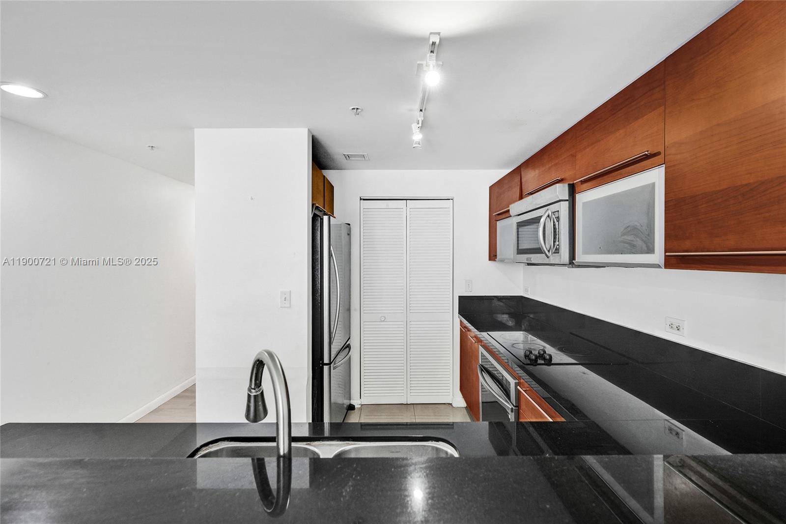VIZCAYNE SOUTH CONDO - Residential