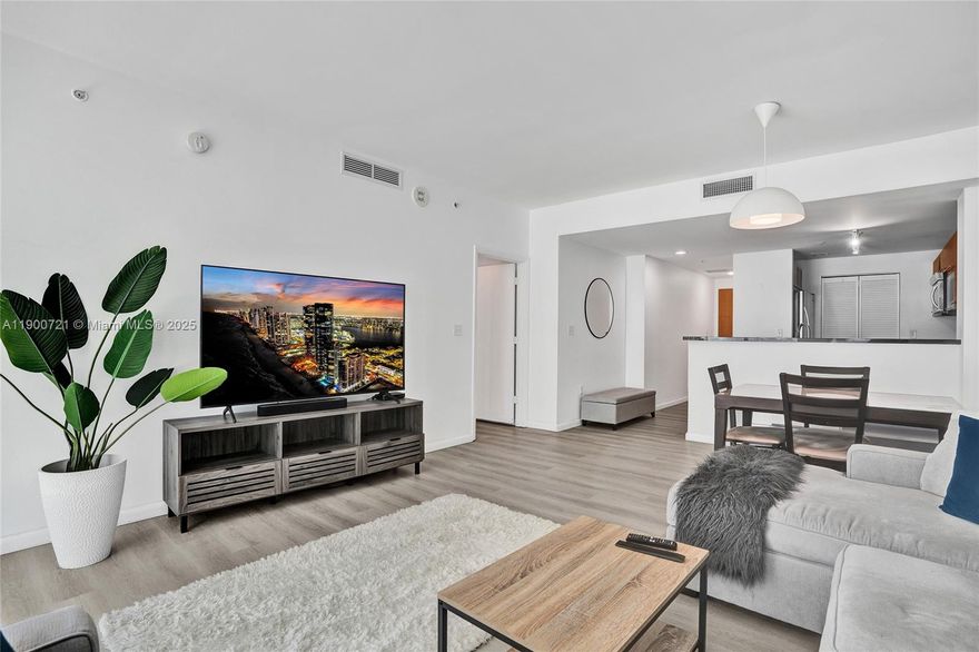 Discover urban living at its finest in this stylish 1 bed, 1 bath condo located in the heart of Downtown Miami in Vizcayne South Tower. Perfectly situated just steps from Bayside Marketplace, Kaseya Center Arena, and an array of shops, restaurants, and entertainment, this modern unit offers the ultimate convenience and lifestyle, all within walking distance. The building provides a range of amenities, including multiple pools, a state-of-the-art fitness center, spa facilities, and 24-hour security.