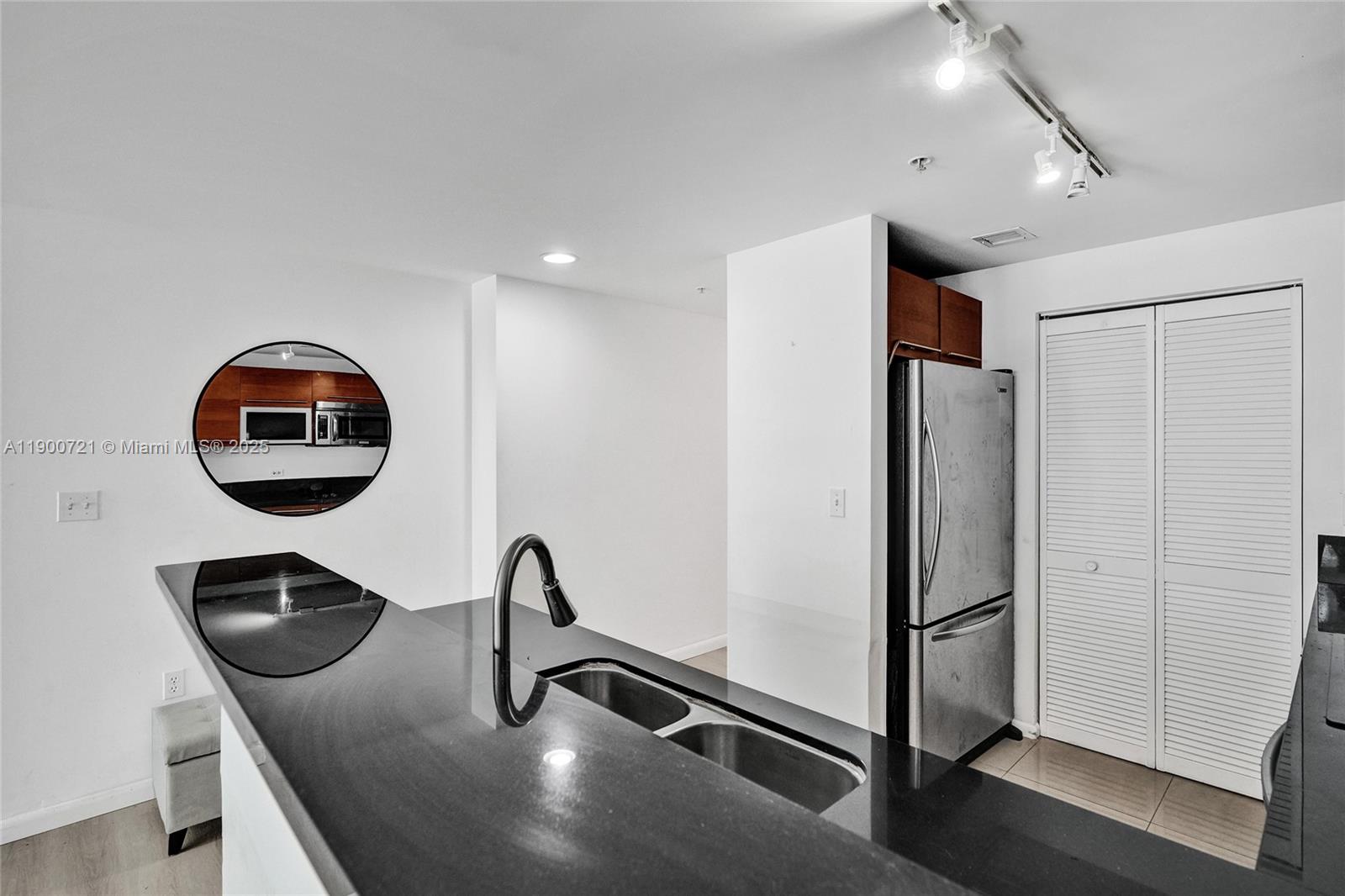 VIZCAYNE SOUTH CONDO - Residential