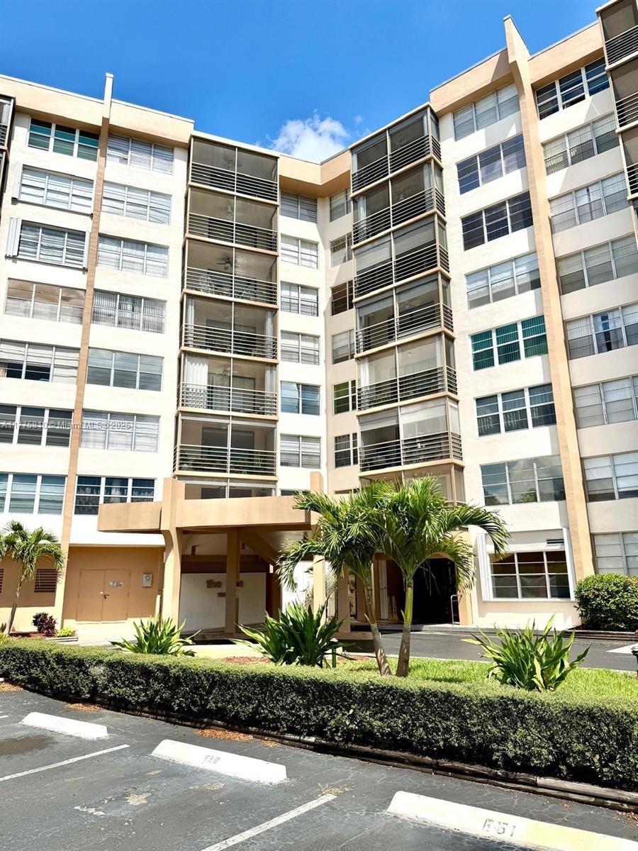 1000 Saint Charles Pl 503, Pembroke Pines, Miami-Dade County, Florida - 2 Bedrooms  
2 Bathrooms - 