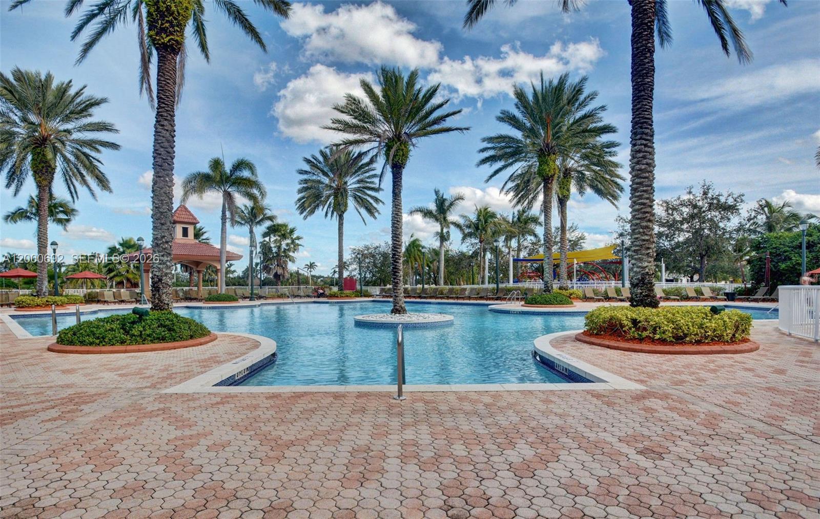 SUNSET LAKES - Residential