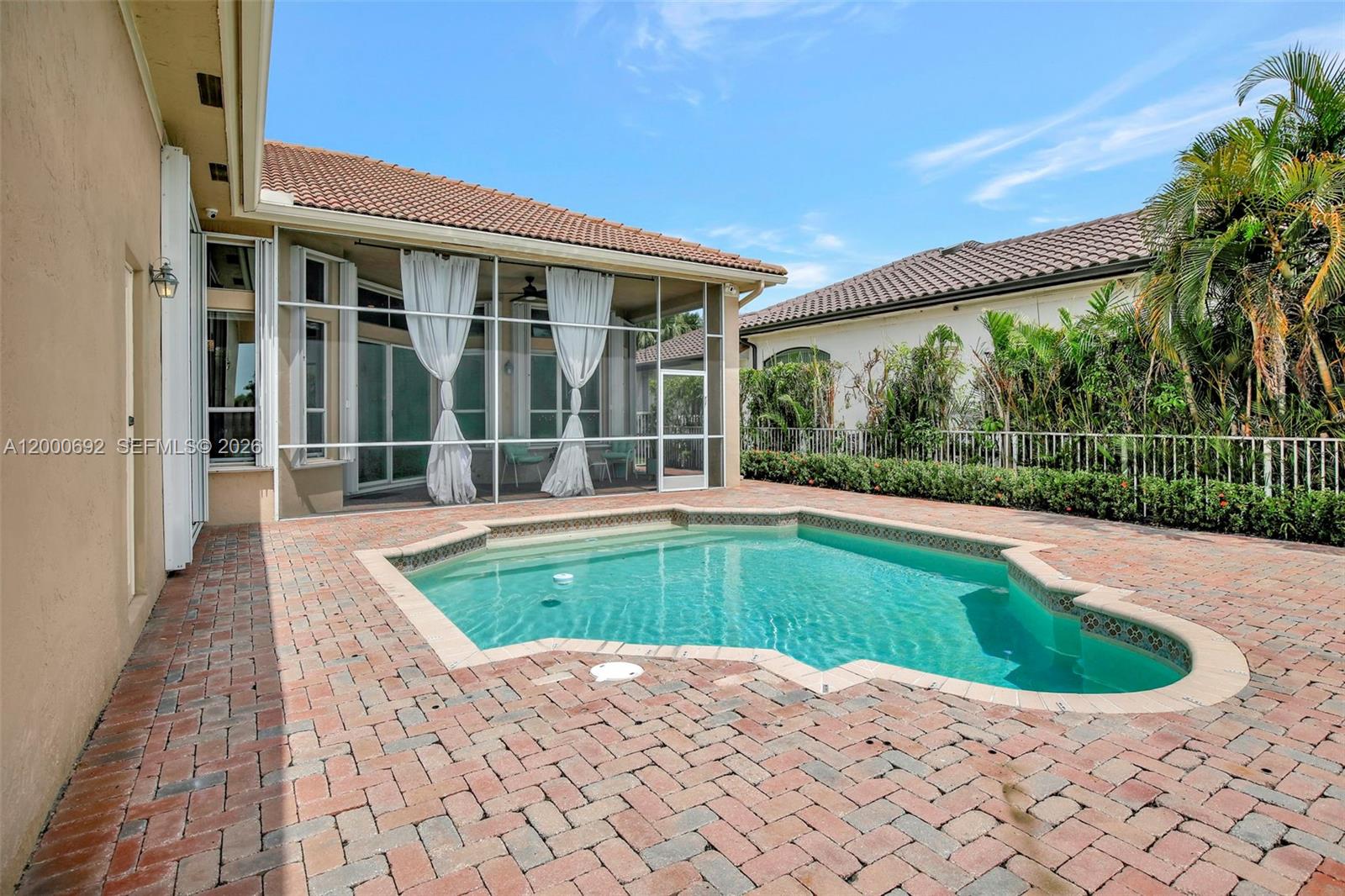 SUNSET LAKES - Residential