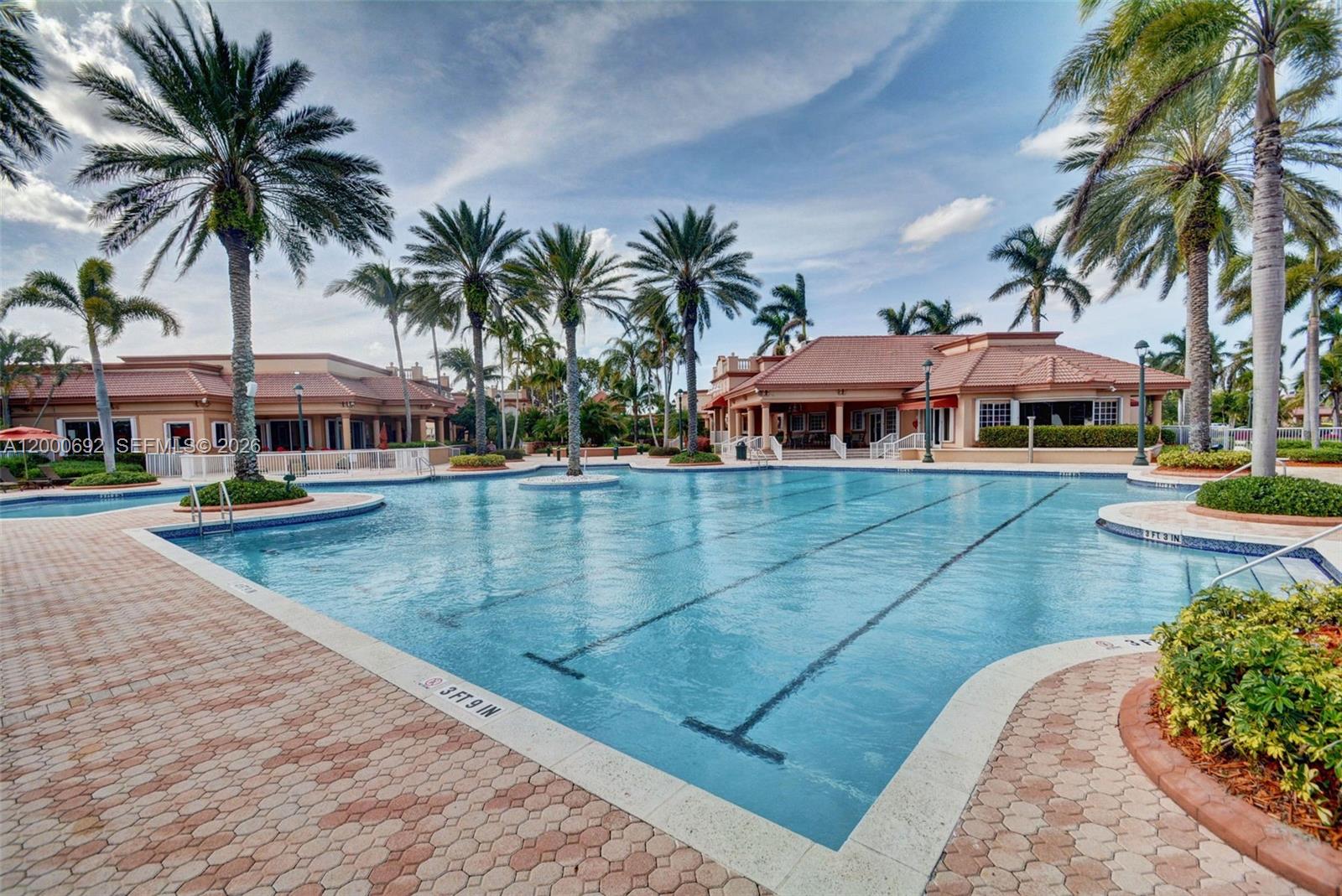 SUNSET LAKES - Residential