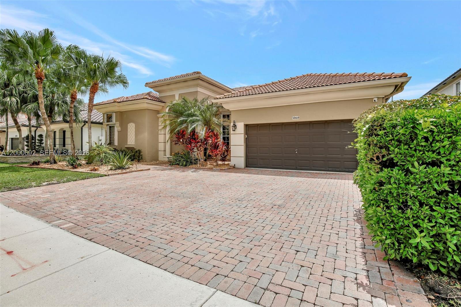 SUNSET LAKES - Residential