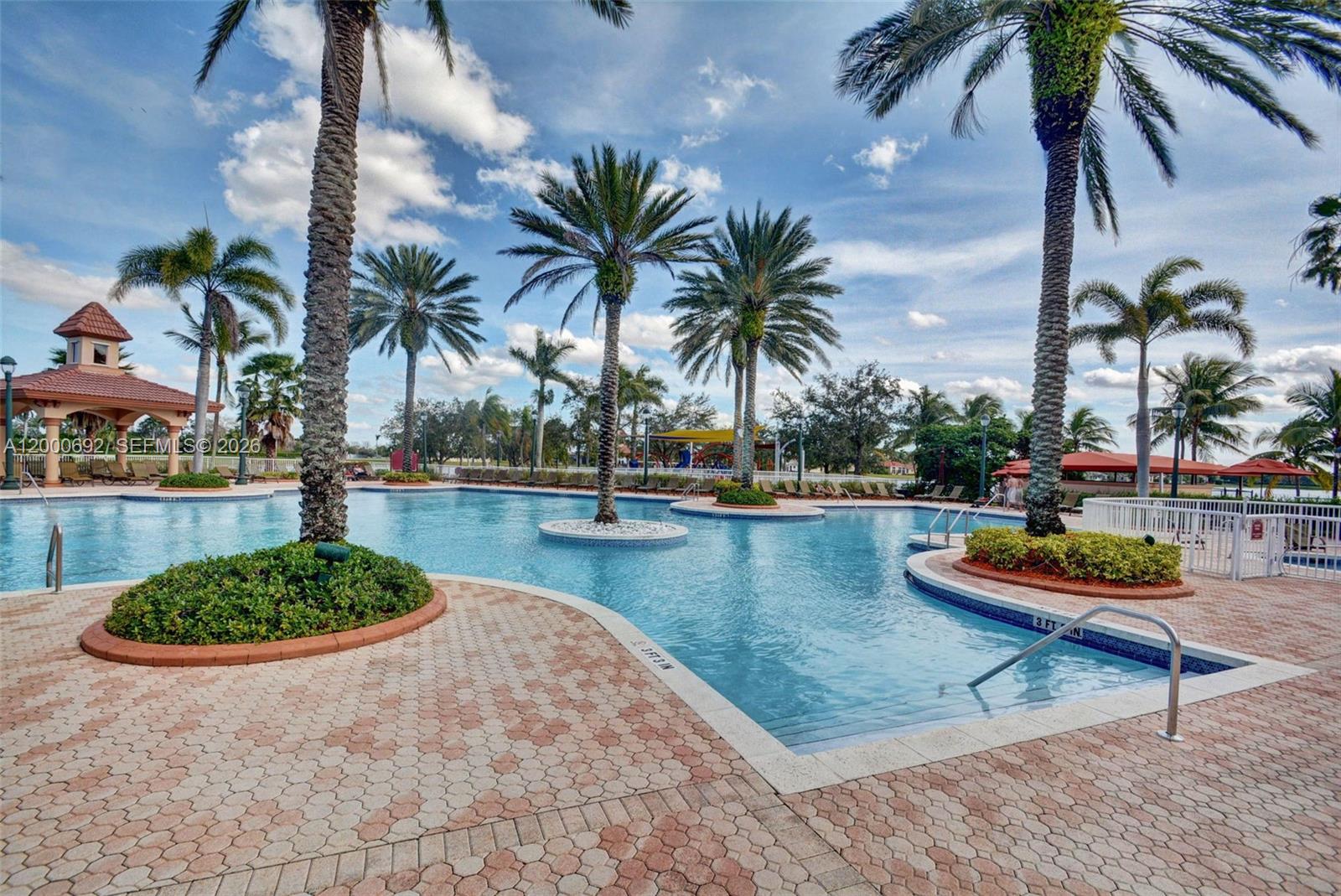 SUNSET LAKES - Residential