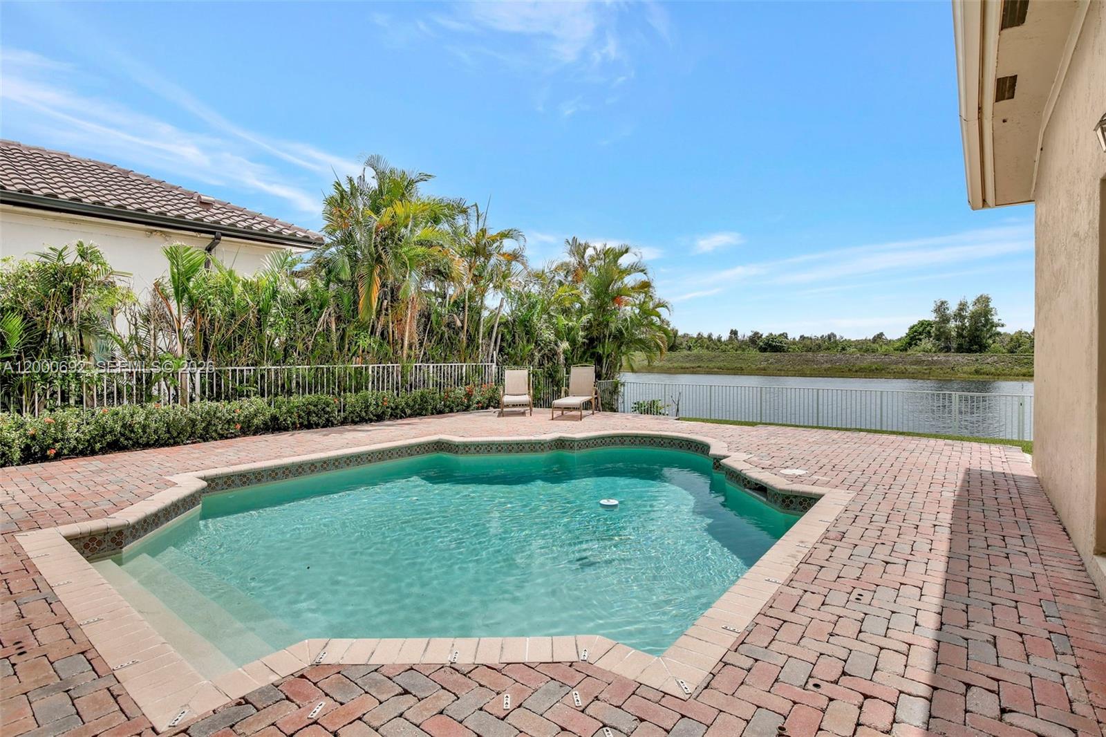 SUNSET LAKES - Residential