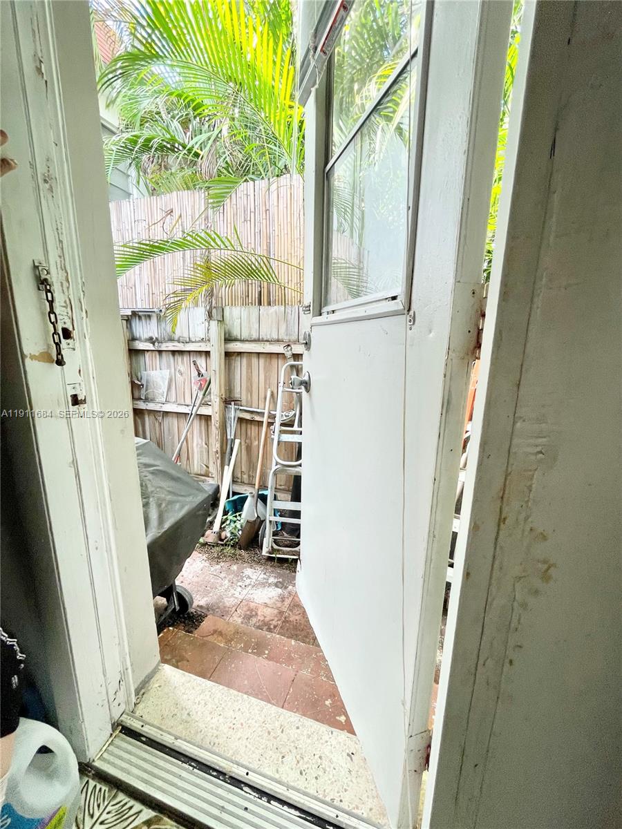 HOLLYWOOD PLACE - Residential Income